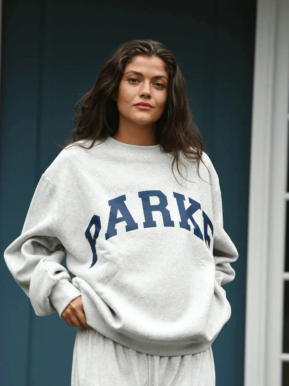 Bogna | Damska oversize'owa bluza varsity, sweter z naszywką szenilową i okrągłym dekoltem | Rokishi | Różowy z kremowymi literami