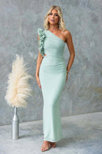 Nela | Damska sukienka maxi na jedno ramię z detalem z falbaną, dopasowana sukienka wieczorowa | Rokishi | Różowy