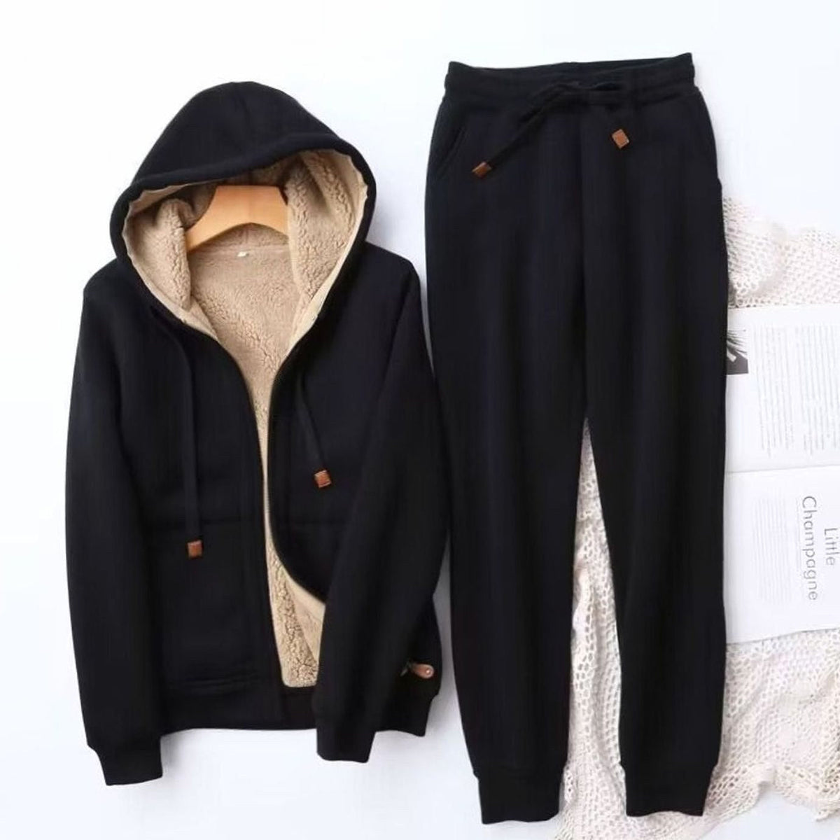 Antonina | Damski dres bluza-joggery z ociepliną fleece, ciepły zestaw z bluzą z kapturem i spodniami dresowymi | Rokishi | Czarny