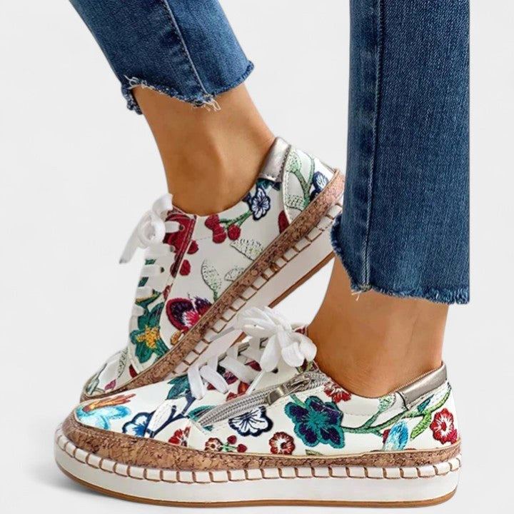 Ilona | Damskie sznurowane sneakersy o niskim profilu i podeszwie o wyrazistej fakturze | Rokishi