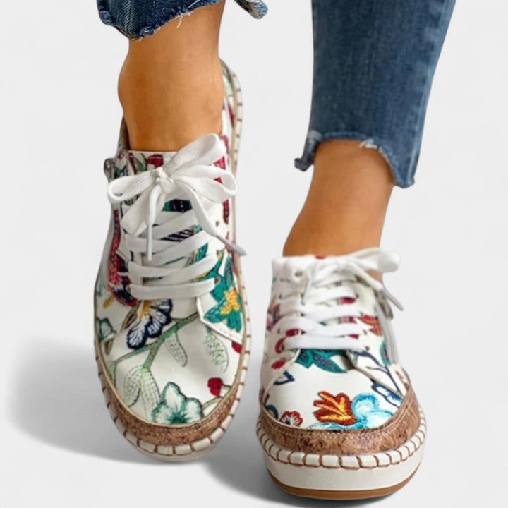 Ilona | Damskie sznurowane sneakersy o niskim profilu i podeszwie o wyrazistej fakturze | Rokishi