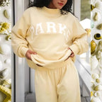 Cecylia | Damska dzianinowa bluza ze stójką, sweter z napisem w stylu varsity | Rokishi | Różowy