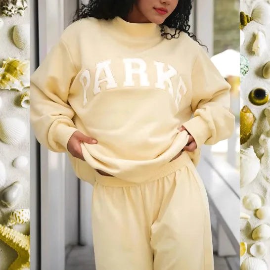 Cecylia | Damska dzianinowa bluza ze stójką, sweter z napisem w stylu varsity | Rokishi | Różowy